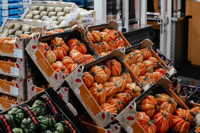 rote Ochsenherz-Tomaten in Karton-Steigen leicht schräg aufgestellt